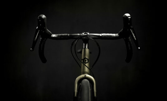 Nimble without compromising its handling with its flared drop bar and 420-440mm handlebar length